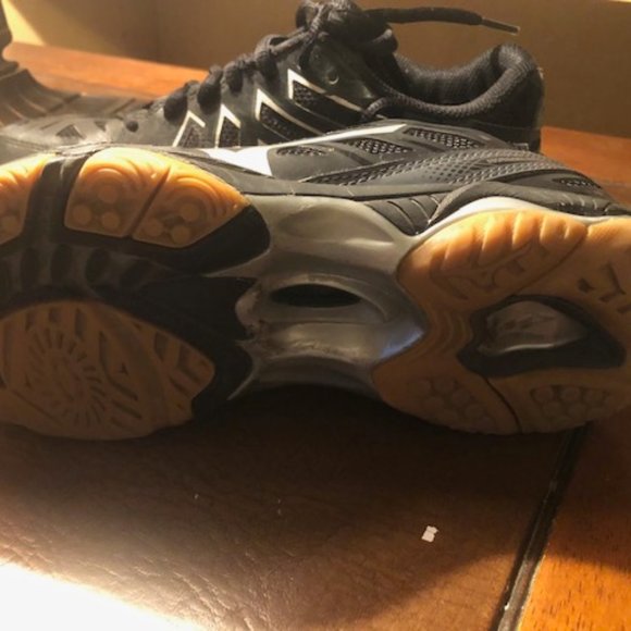 Mizuno Volleyball Shoes Size 7 - Picture 2 of 3